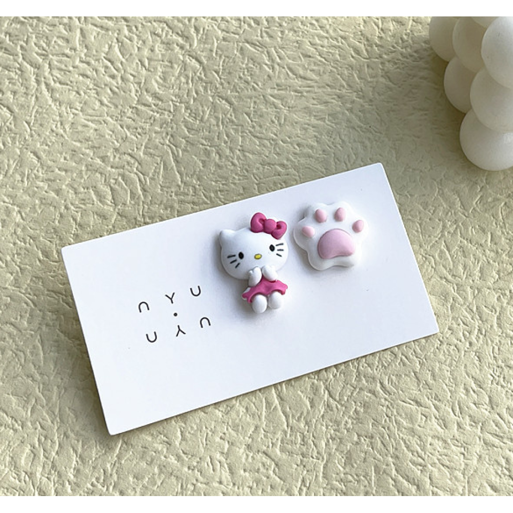 Серьги гвоздики фигурные для детей, подростков Hello Kitty с лапкой аниме, (Kuromi ) геншен, манги, Санрио Китти, Мелоди белый (AN)31788